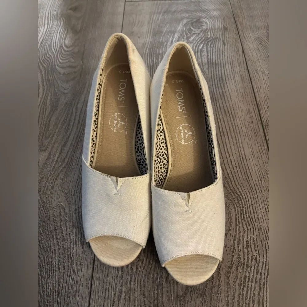 Tom’s woman’s wedge shoes NWOT